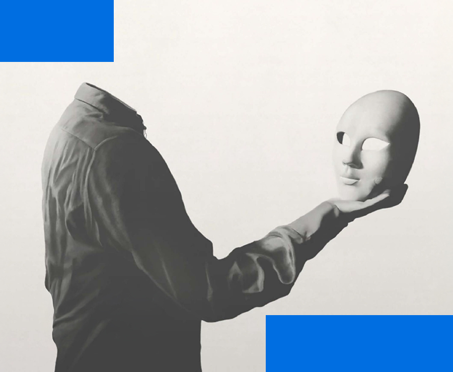 Hovedløs man som holder en maske